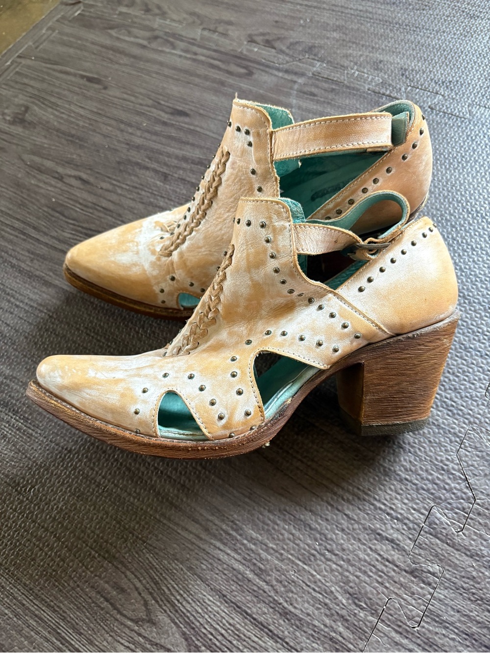 Corral E1384 bone studded ankle booties